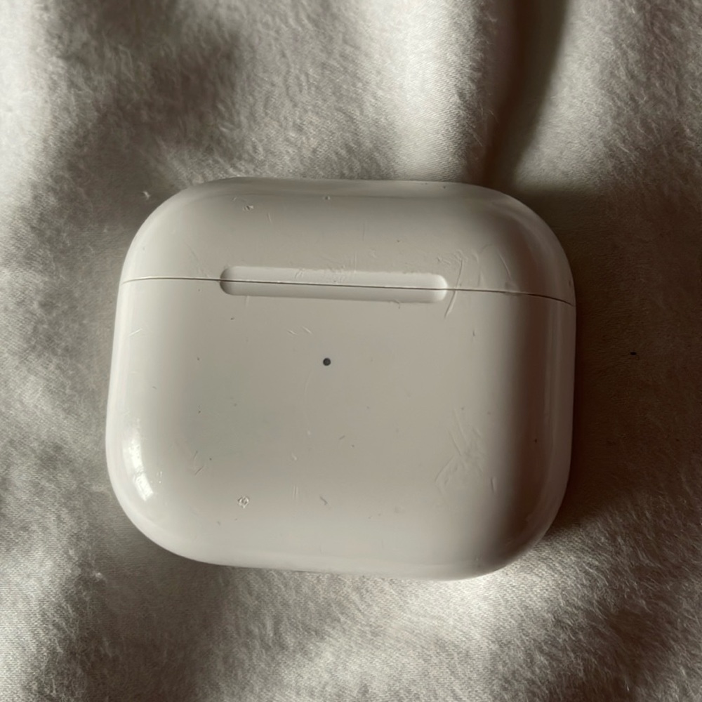 AirPod charging case, no pods
